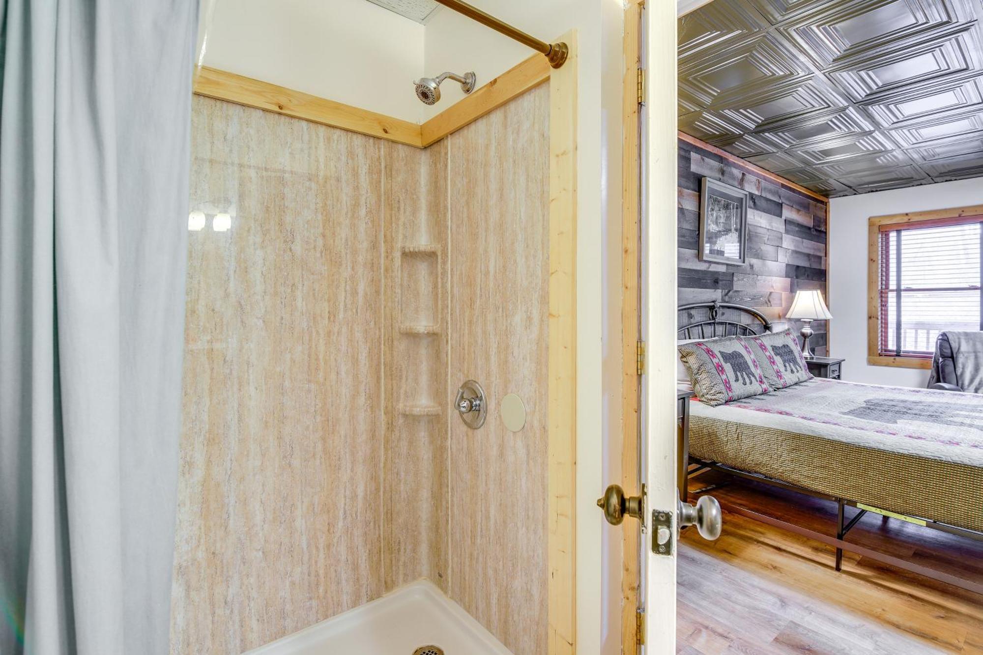 Pet-Friendly Gatlinburg Retreat With Hot Tub! Villa Exterior photo