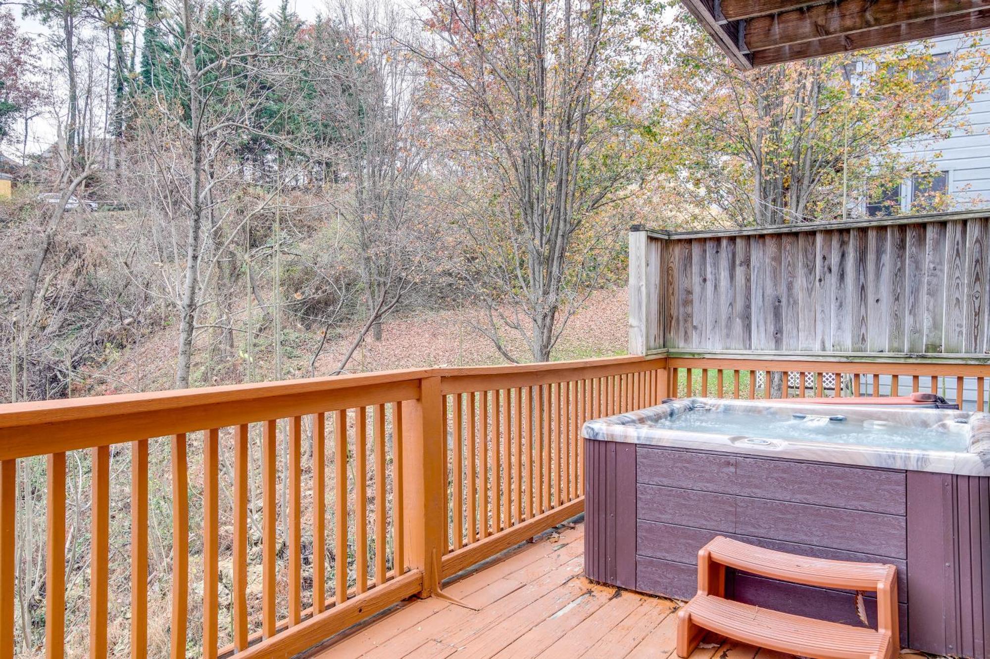 Pet-Friendly Gatlinburg Retreat With Hot Tub! Villa Exterior photo