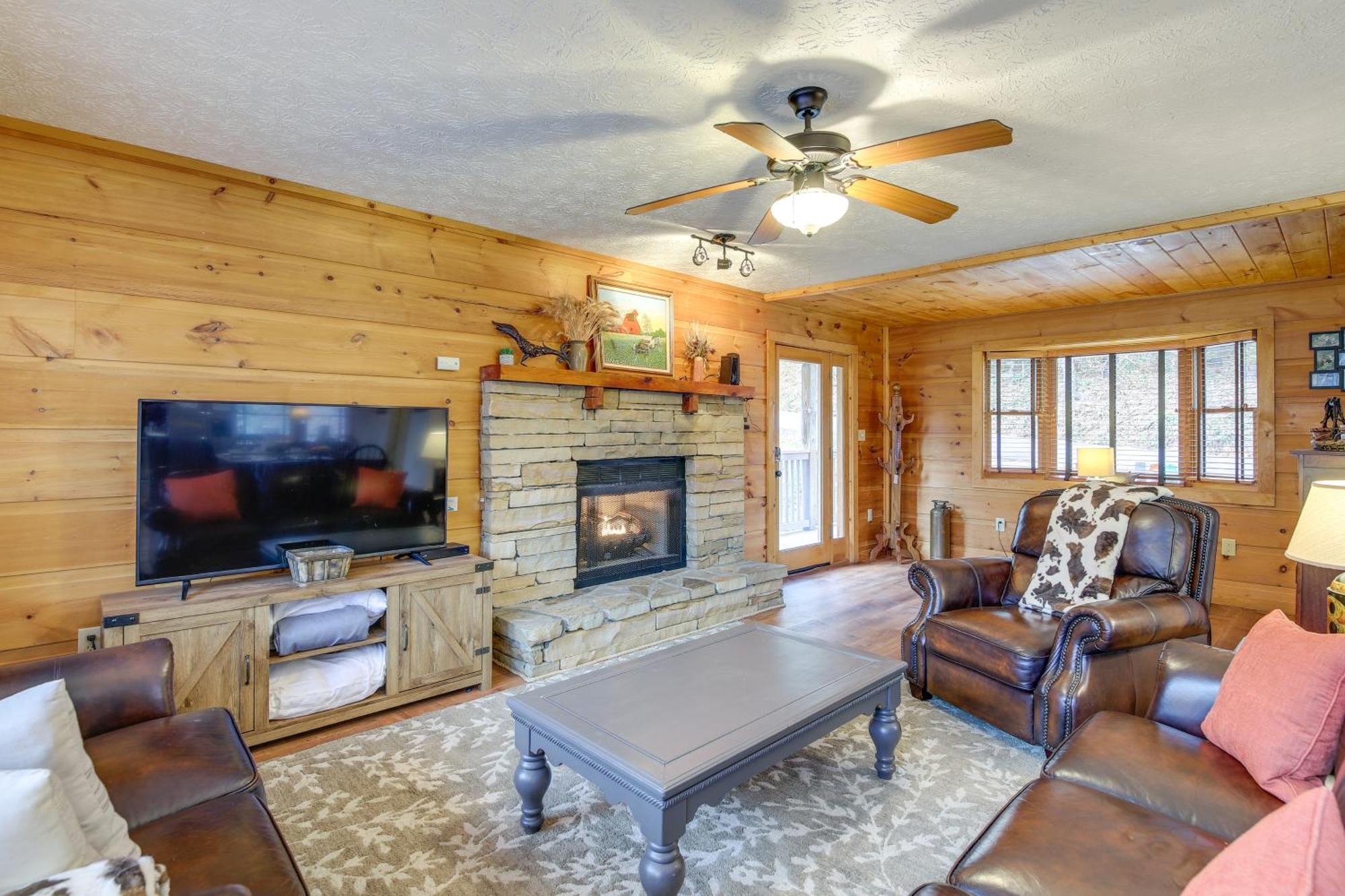 Pet-Friendly Gatlinburg Retreat With Hot Tub! Villa Exterior photo