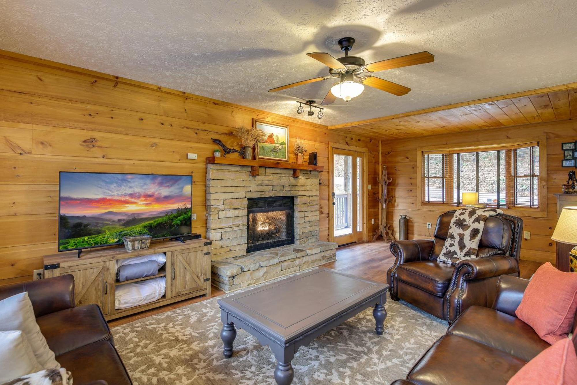 Pet-Friendly Gatlinburg Retreat With Hot Tub! Villa Exterior photo