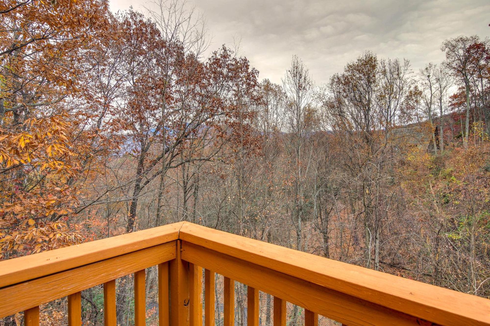 Pet-Friendly Gatlinburg Retreat With Hot Tub! Villa Exterior photo